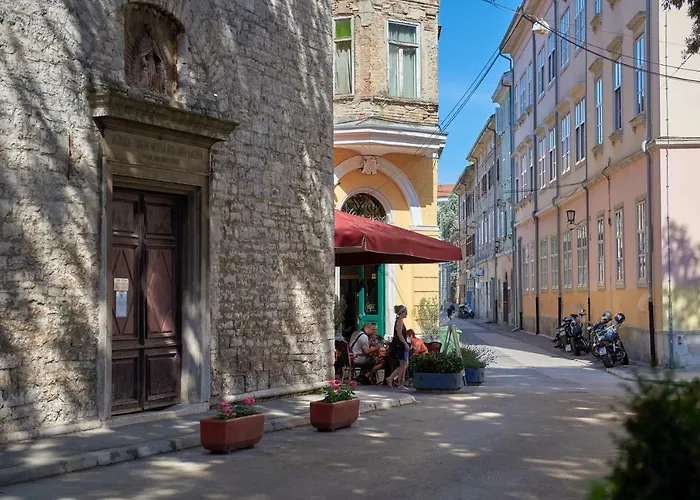 Апартаменты Old Romanitic 1 With Free Private Parking