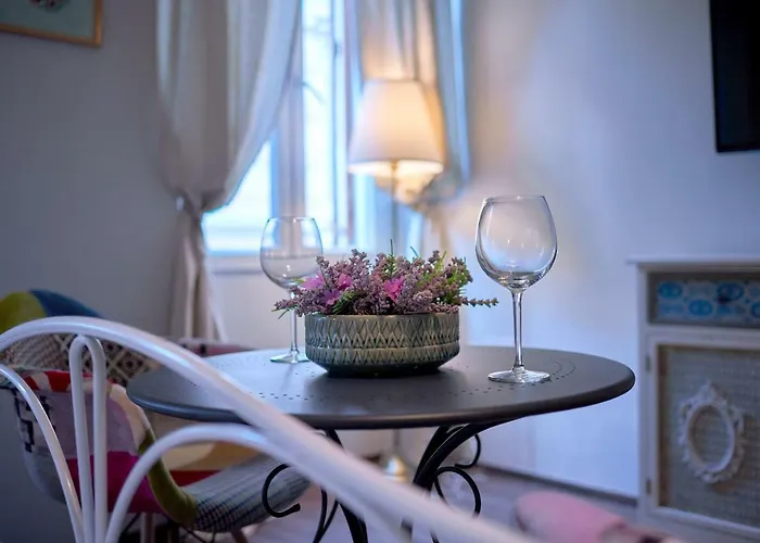 Old Romanitic 1 With Free Private Parking Апартаменты *